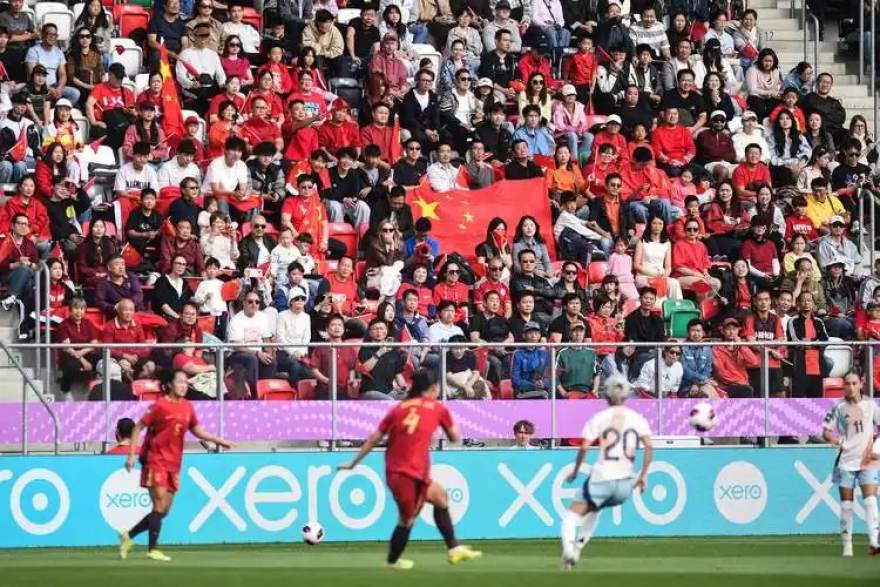 从替补席到教练席：一位女篮助教的赛季随队笔记